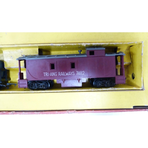 187 - Tri-ang Railways R3.N electric model railroad, boxed.