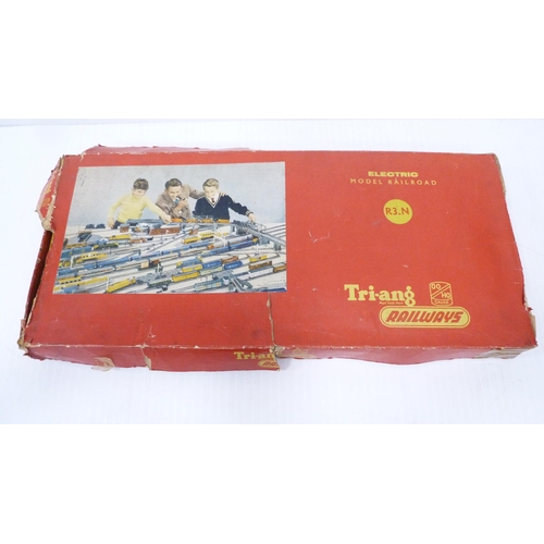 187 - Tri-ang Railways R3.N electric model railroad, boxed.