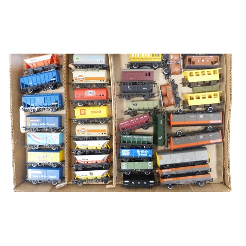 190 - Tray containing group of model railway tankers, shunters and rolling stock to include examples by Ho... 