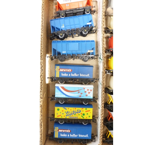 190 - Tray containing group of model railway tankers, shunters and rolling stock to include examples by Ho... 