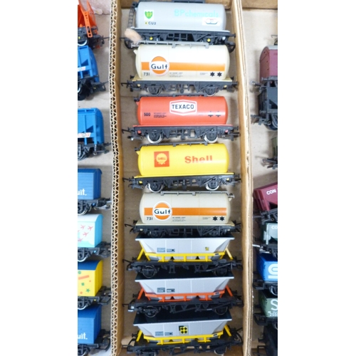 190 - Tray containing group of model railway tankers, shunters and rolling stock to include examples by Ho... 