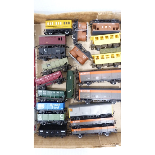 190 - Tray containing group of model railway tankers, shunters and rolling stock to include examples by Ho... 