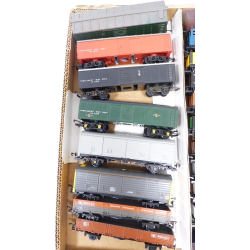 192 - Tray lot of model railway tankers, coaches and rolling stock to include examples by Tri-ang.