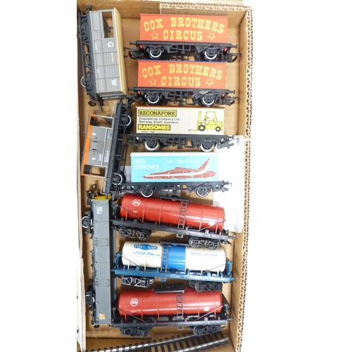 192 - Tray lot of model railway tankers, coaches and rolling stock to include examples by Tri-ang.