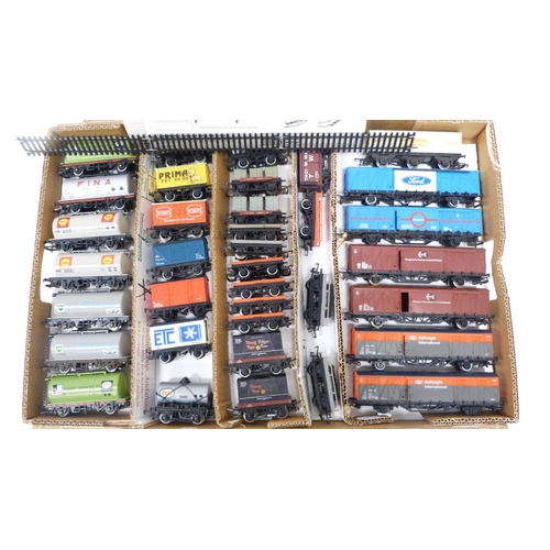 193 - Tray lot of model railway tankers, coaches and rolling stock to include examples by Tri-ang.