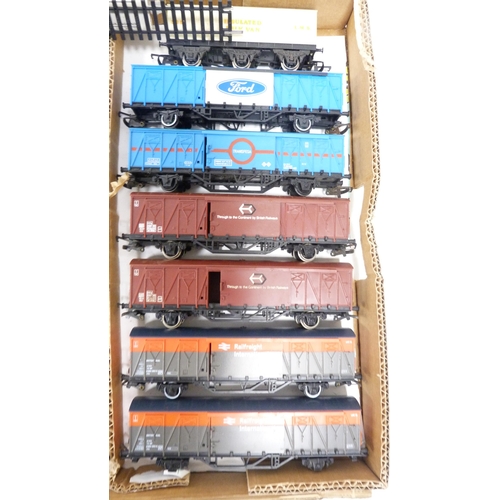 193 - Tray lot of model railway tankers, coaches and rolling stock to include examples by Tri-ang.