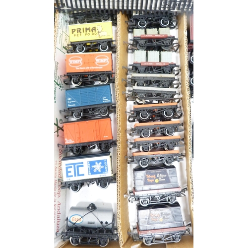 193 - Tray lot of model railway tankers, coaches and rolling stock to include examples by Tri-ang.