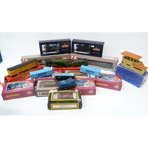 195 - Collection of model railway OO guage scale models to include boxed Hornby R.344 cleaning car, boxed ... 