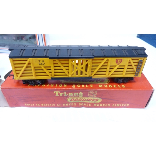 195 - Collection of model railway OO guage scale models to include boxed Hornby R.344 cleaning car, boxed ... 