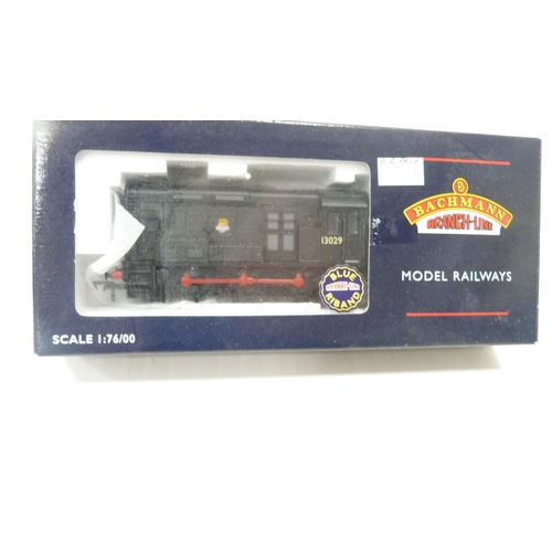 195 - Collection of model railway OO guage scale models to include boxed Hornby R.344 cleaning car, boxed ... 