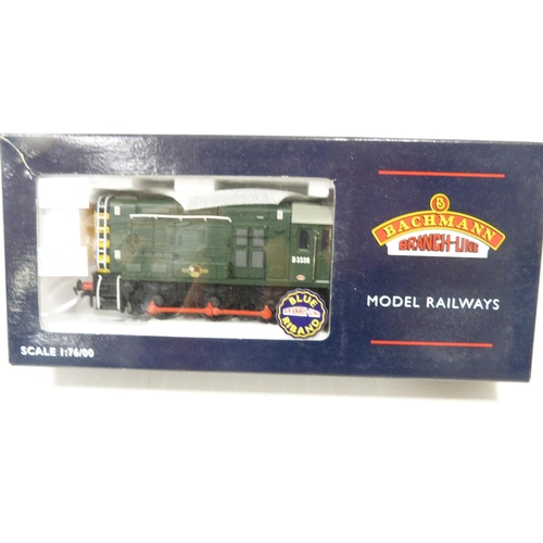 195 - Collection of model railway OO guage scale models to include boxed Hornby R.344 cleaning car, boxed ... 