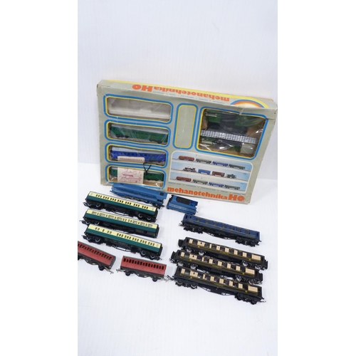 196 - Group of model railway OO guage coaches, with part boxed set of Hornby Railways Coronation Scot elec... 