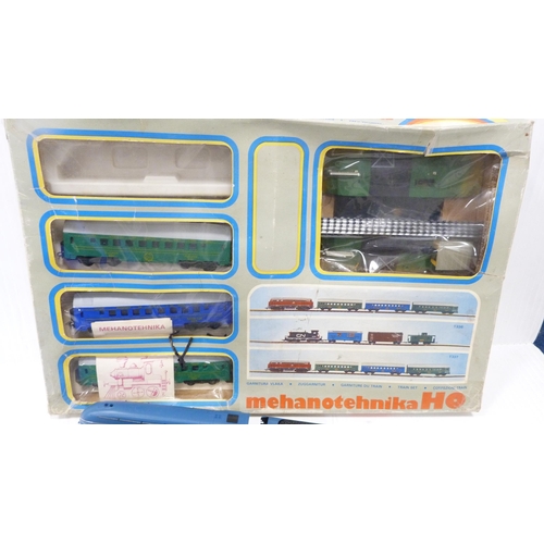 196 - Group of model railway OO guage coaches, with part boxed set of Hornby Railways Coronation Scot elec... 