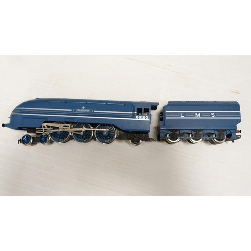 196 - Group of model railway OO guage coaches, with part boxed set of Hornby Railways Coronation Scot elec... 