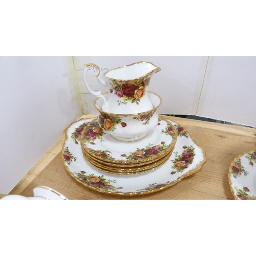 199 - Collection of Royal Albert old country roses tea wares, to include 15 cups, sugar and milk, cake sta... 