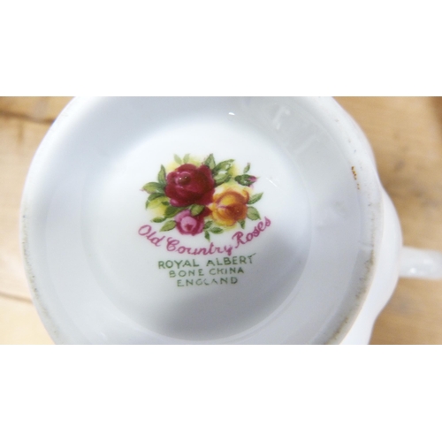 199 - Collection of Royal Albert old country roses tea wares, to include 15 cups, sugar and milk, cake sta... 