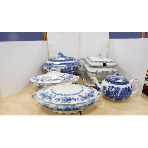 27 - Small group of blue and white dinnerwares to include 'Willow' pattern tureen with ladle, tureen on s... 