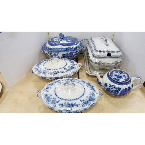 27 - Small group of blue and white dinnerwares to include 'Willow' pattern tureen with ladle, tureen on s... 