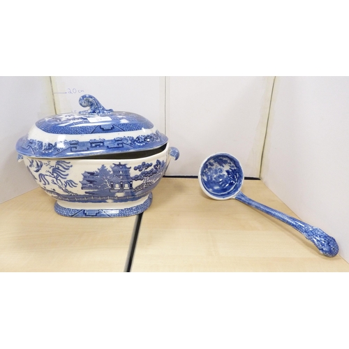 27 - Small group of blue and white dinnerwares to include 'Willow' pattern tureen with ladle, tureen on s... 