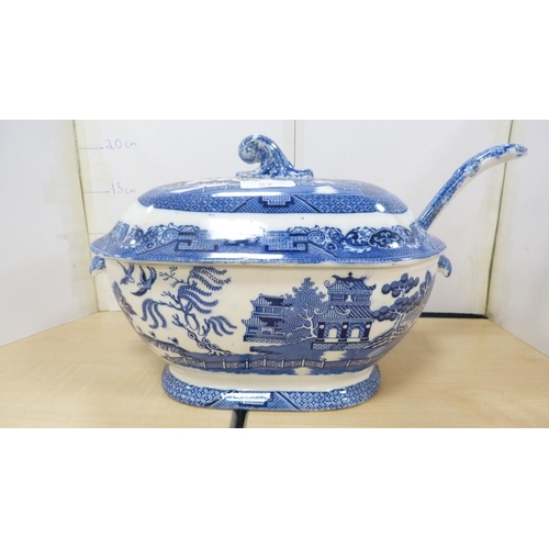 27 - Small group of blue and white dinnerwares to include 'Willow' pattern tureen with ladle, tureen on s... 