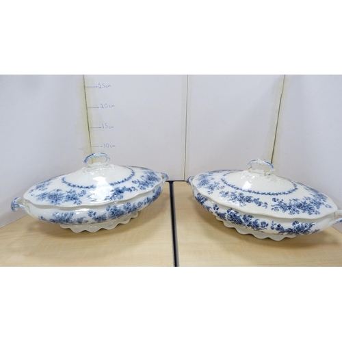 27 - Small group of blue and white dinnerwares to include 'Willow' pattern tureen with ladle, tureen on s... 