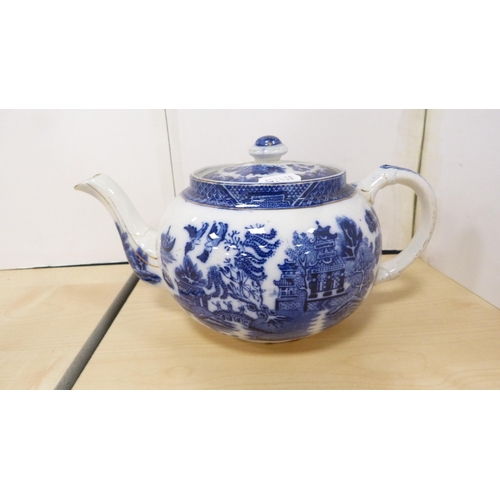 27 - Small group of blue and white dinnerwares to include 'Willow' pattern tureen with ladle, tureen on s... 