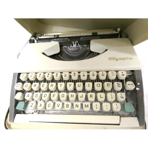 515 - Vintage cased typewriter.