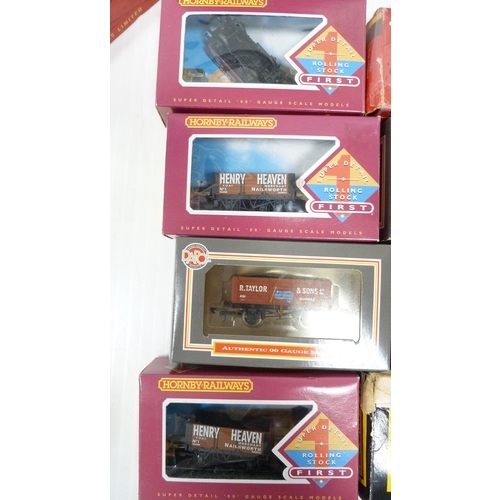 195 - Collection of model railway OO guage scale models to include boxed Hornby R.344 cleaning car, boxed ... 