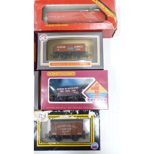 195 - Collection of model railway OO guage scale models to include boxed Hornby R.344 cleaning car, boxed ... 