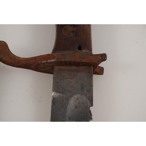 1694 - German S98/05 pattern bayonet with saw back blade, the ricasso marked 'ERFURT' having hatched wood g... 