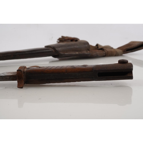 1694 - German S98/05 pattern bayonet with saw back blade, the ricasso marked 'ERFURT' having hatched wood g... 