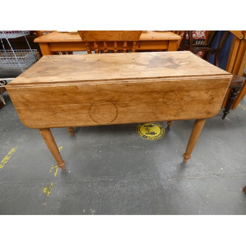 526 - Pine gate leg table.