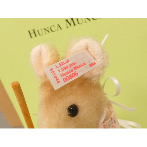 85 - Steiff. Hunca Munca, 2004, white tag 354304, in beige alpaca with dress, dustpan and brush. Complete... 