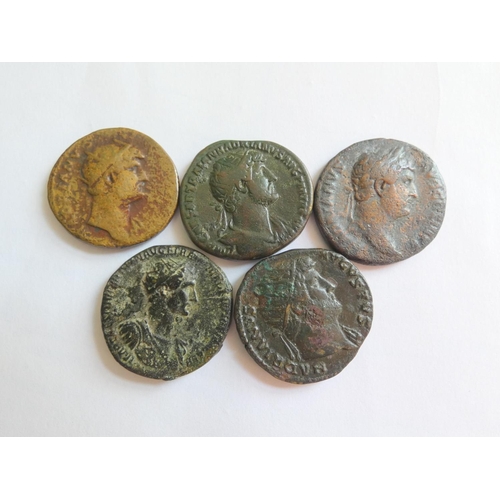 240 - Roman Imperial Coinage. Dupondii of Hadrian to include an example depicting Fortuna standing facing ... 