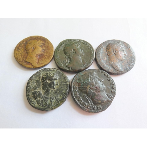 240 - Roman Imperial Coinage. Dupondii of Hadrian to include an example depicting Fortuna standing facing ... 