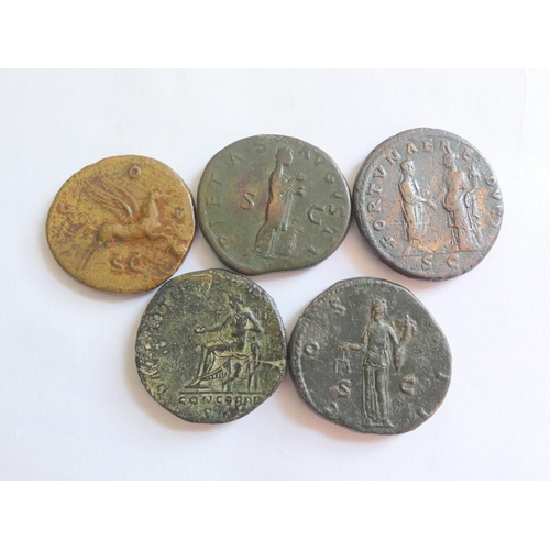 240 - Roman Imperial Coinage. Dupondii of Hadrian to include an example depicting Fortuna standing facing ... 