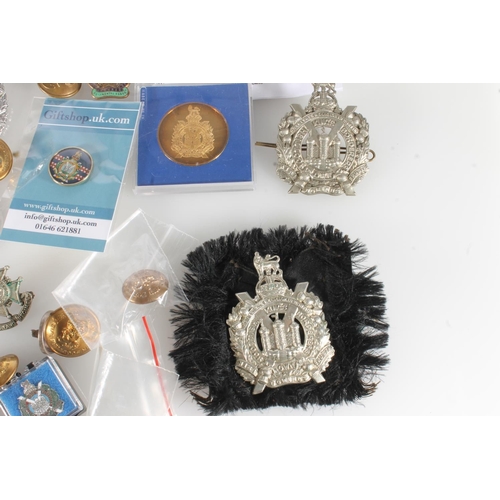 1635 - Kings Own Scottish Borderers insignia to include cap badges, set of dress studs in white metal, pins... 