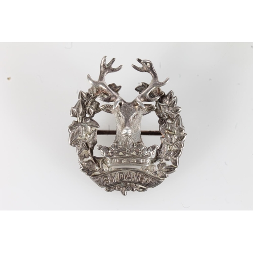 1661 - Silver Gordon Highlanders bonnet badge, hallmarked for J Wise & Son, Birmingham 1915, 7cm tall, ... 