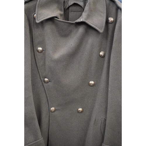 1783 - British army uniform, a WWII khaki green overcoat trenchcoat having Wm Anderson interior label [F P ... 