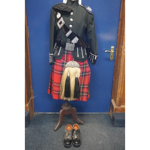 1797 - Kings Own Scottish Borderers interest, a mannequin dressed and presented as a KOSB piper with green ... 