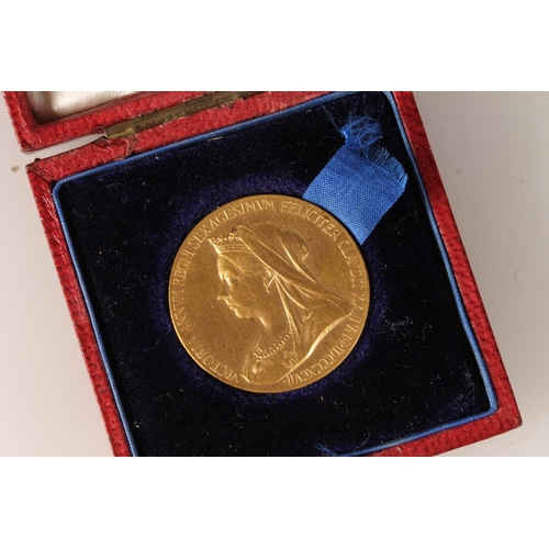 219 - UNITED KINGDOM Queen Victoria (1837-1901) gold medal commemorating her diamond jubilee 1837-1897, de... 