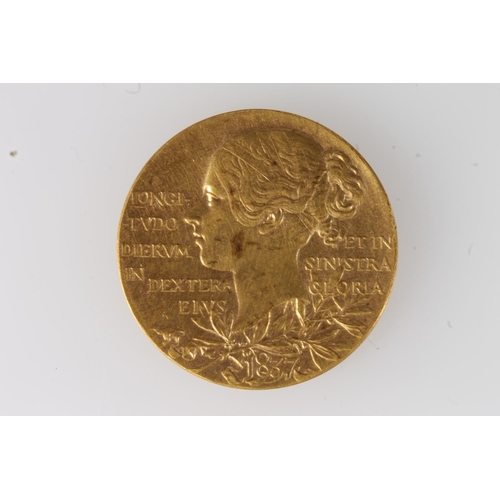 220 - UNITED KINGDOM Queen Victoria (1837-1901) gold medal commemorating her diamond jubilee 1837-1897, de... 