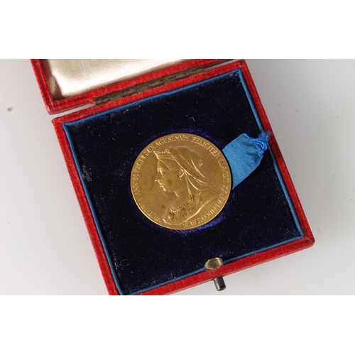 220 - UNITED KINGDOM Queen Victoria (1837-1901) gold medal commemorating her diamond jubilee 1837-1897, de... 