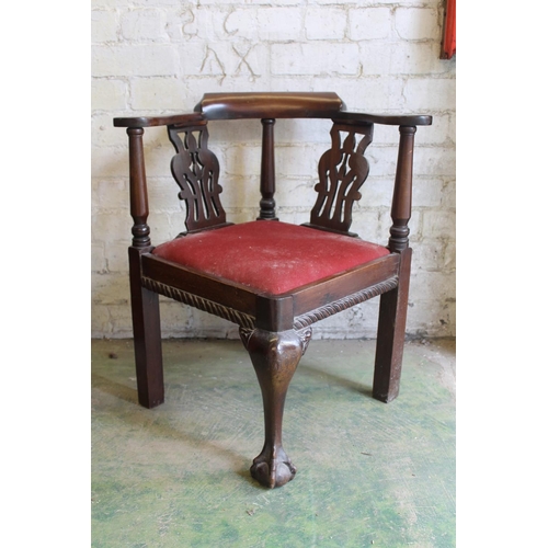 567 - Antique mahogany corner chair having yoke shaped arm rests, pierced splats, raised on a cabriole leg... 