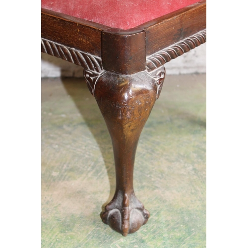 567 - Antique mahogany corner chair having yoke shaped arm rests, pierced splats, raised on a cabriole leg... 