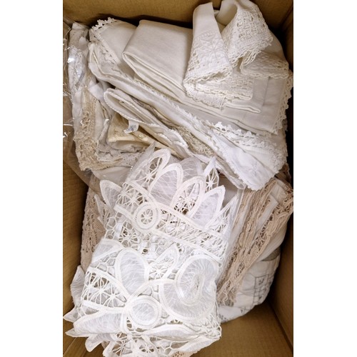 635 - Box of assorted linen