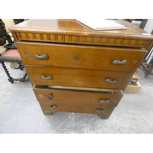 135 - Small oak chest of drawers.