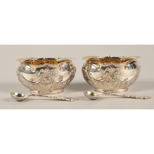 163 - Pair silver salts with spoons, hallmarked Birmingham 1901, Total weight: 54.9g.