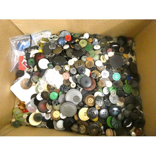 321 - Large box of vintage buttons.