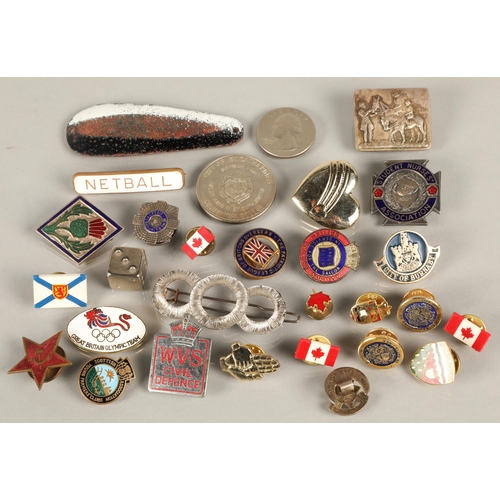 92 - Collection of badges and trinkets to include Student Nurses Association, British Sailors Society Lad... 